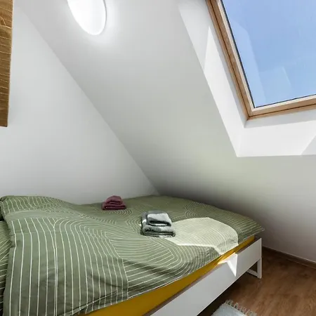 Charming 1-bedroom Loft In Siska District Апартаменты *