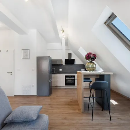 Charming 1-bedroom Loft In Siska District Appartamento *